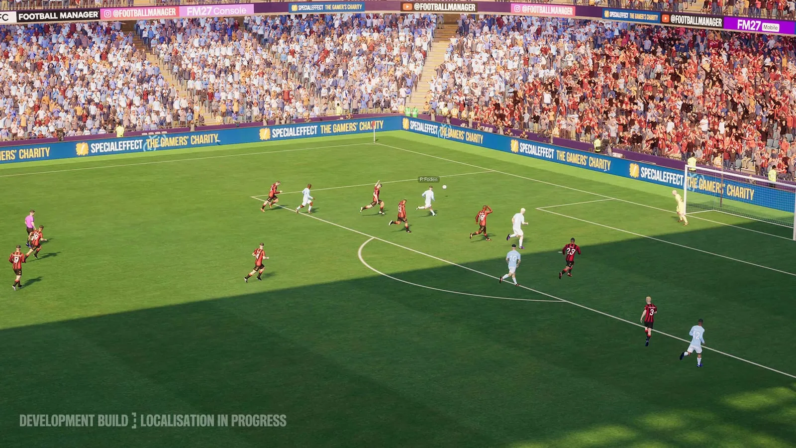 Football Manager 27 – zápasová scéna z vývojové verze, útočník s míčem v pokutovém území před plnými tribunami