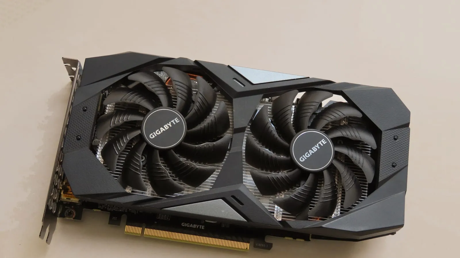 Použitá grafická karta Gigabyte GeForce GTX 1660 Ti se dvěma ventilátory
