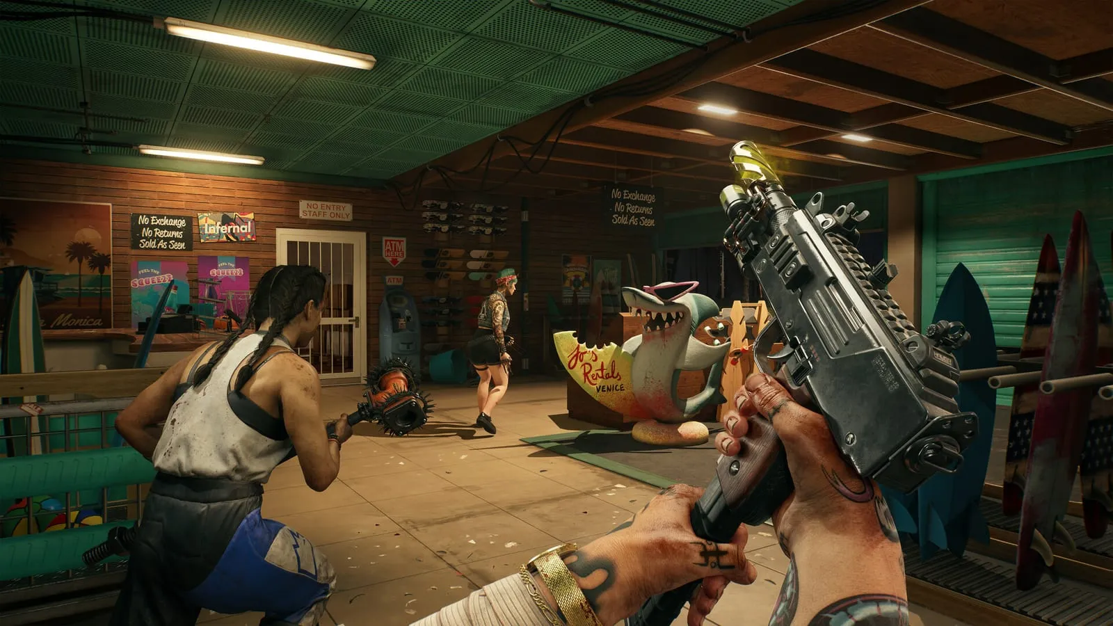 Dead Island 2 – pohled z první osoby, hráč s samopalem v půjčovně surfů, vedle spoluhráčka s palicí